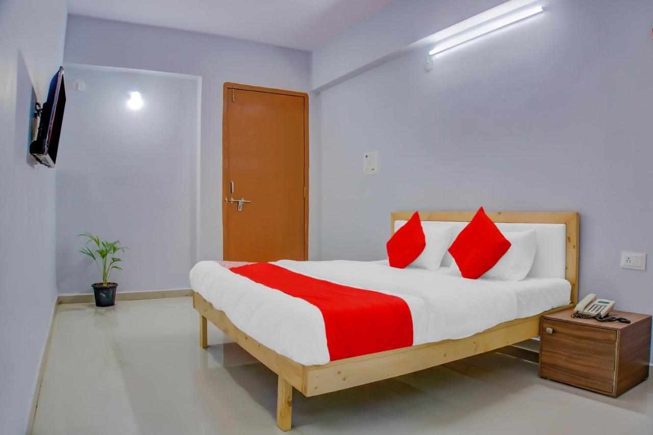 Oyo 75173 Hotel Regency Σουράτ Εξωτερικό φωτογραφία