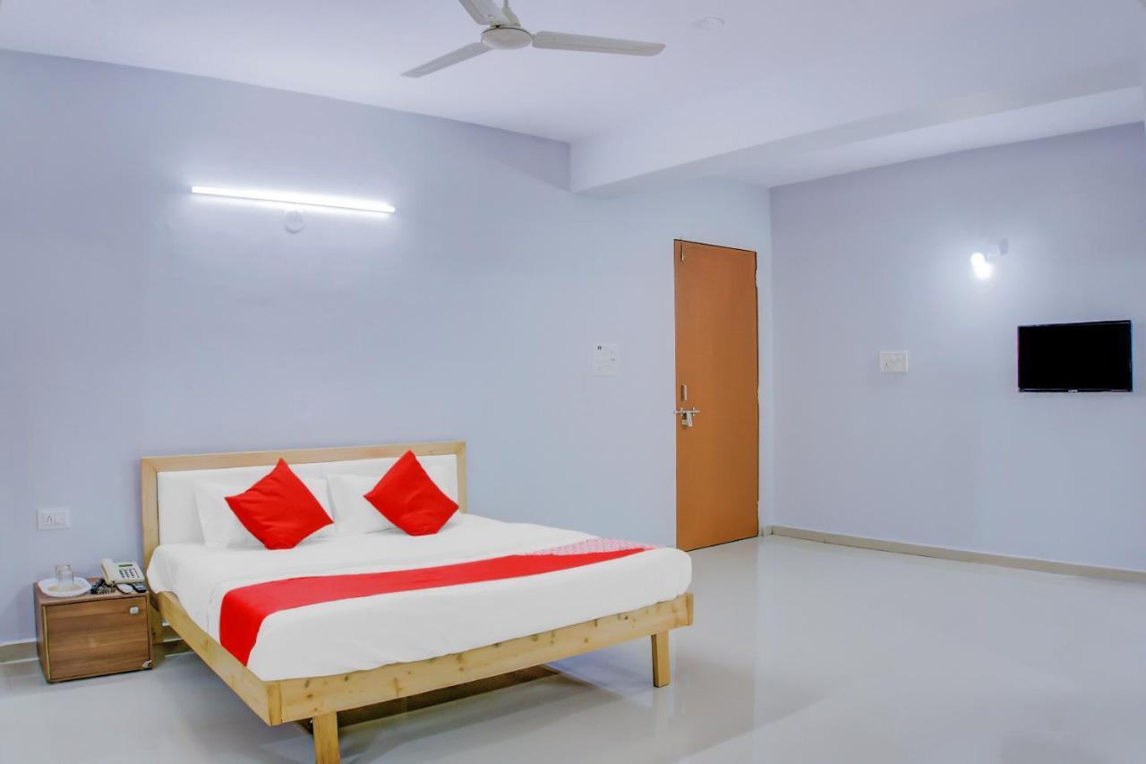 Oyo 75173 Hotel Regency Σουράτ Εξωτερικό φωτογραφία