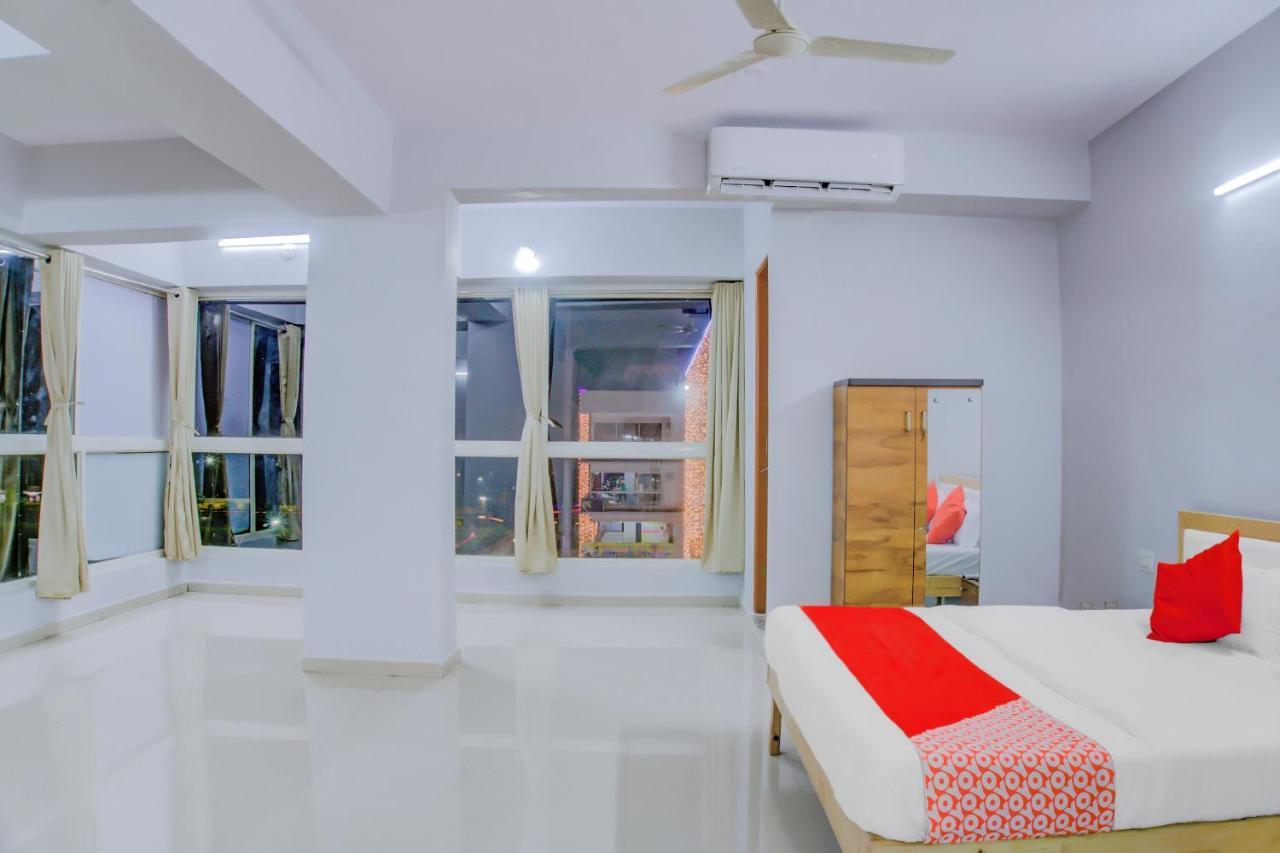 Oyo 75173 Hotel Regency Σουράτ Εξωτερικό φωτογραφία