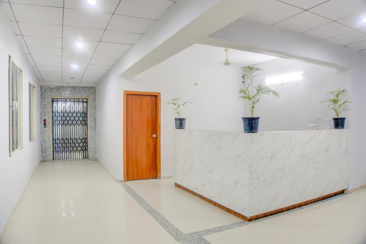 Oyo 75173 Hotel Regency Σουράτ Εξωτερικό φωτογραφία